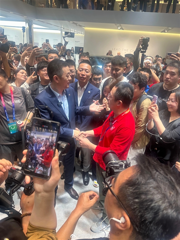 周鴻祎現(xiàn)身蔚來展臺(tái)：稱換電是巨大差異化定位