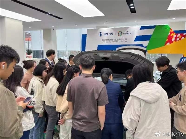 刮掉胡須顏值更帥！新款騰勢N7到店引數(shù)十人圍觀