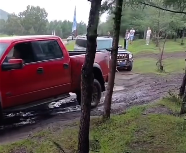 男子開福特猛禽救援:一腳油門把捷途旅行者拖進(jìn)深水坑(圖1) 男子開福特猛禽救援:一腳油門把捷途旅行者拖進(jìn)深水坑