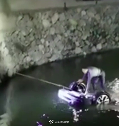 女司機開車墜塘一家三口溺亡 官方回應(yīng)確有其事：孩子才1歲多