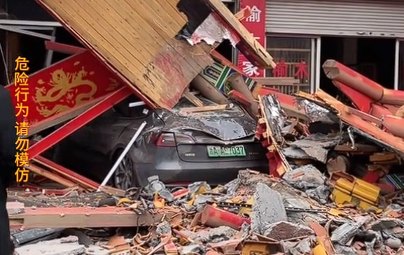 特斯拉失控撞進路邊門店 3間店面受損房梁被撞塌：無人傷亡