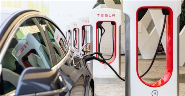 特斯拉市值一夜暴漲：美國(guó)各大車企紛紛加入其充電標(biāo)準(zhǔn)