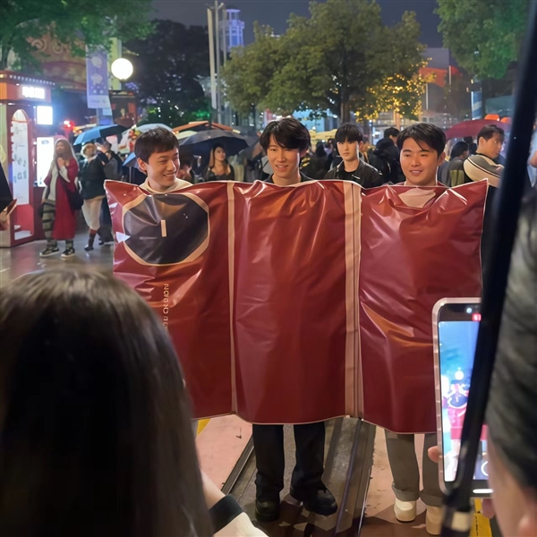 Mate XT非凡大師火出圈！上海萬(wàn)圣節(jié)竟有人Cos華為三折疊