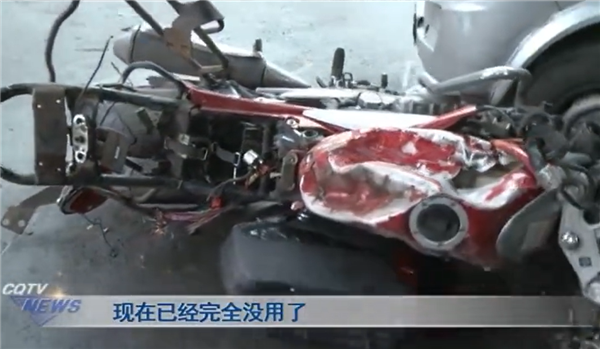 女子小巷停車失誤一口氣撞了10輛：被救時(shí)還在踩油門