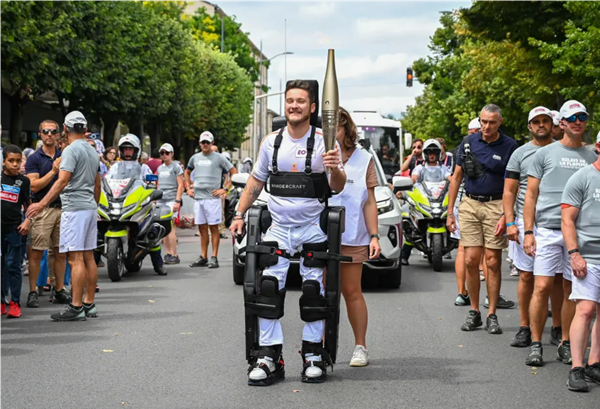 巴黎奧運(yùn)會(huì)火炬?zhèn)鬟f感人一幕:外骨骼助力截癱火炬手實(shí)現(xiàn)行走(圖1) 巴黎奧運(yùn)會(huì)火炬?zhèn)鬟f感人一幕:外骨骼助力截癱火炬手實(shí)現(xiàn)行走