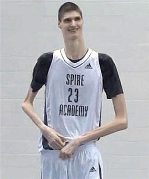 身高2米31的異形演員因太可怕上熱搜！身份揭秘：世界上最高的籃球球員