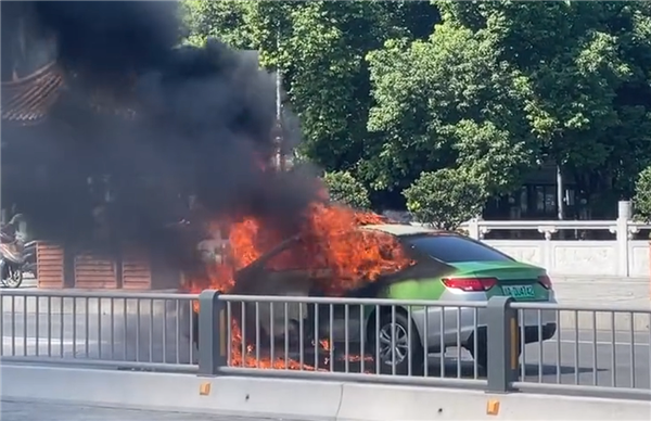 成都一電動(dòng)出租車自燃引發(fā)大堵車 現(xiàn)場(chǎng)實(shí)拍：伴隨輕微爆炸