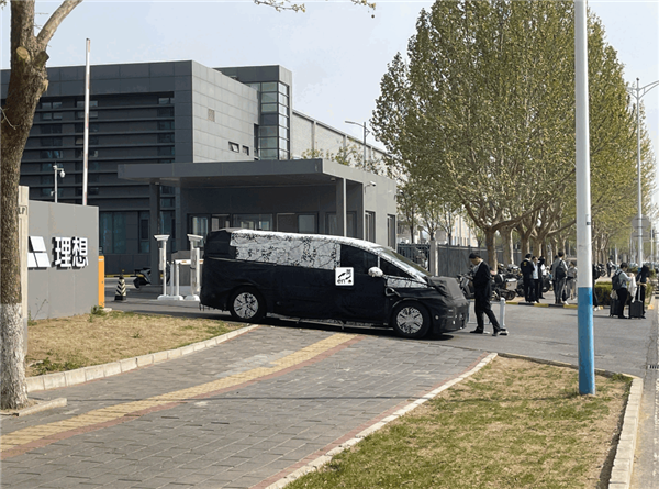 理想MPV設(shè)計(jì)手稿曝光 李想：設(shè)計(jì)靈感不是和諧號(hào) 而是鯨魚(yú)