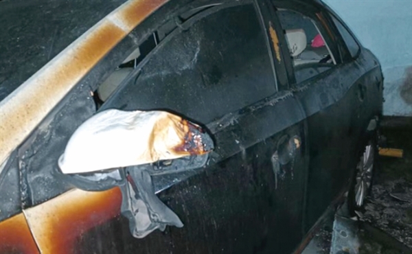 浙江杭州一新能源車充電自燃：只剩車架了 旁邊7輛車被波及