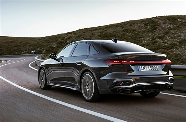 品牌首搭華為智駕！全新奧迪A5L官宣：智能化不輸電動車