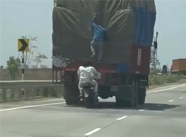印度版《速度與激情》上演：三人騎摩托從行駛中卡車(chē)上偷貨物