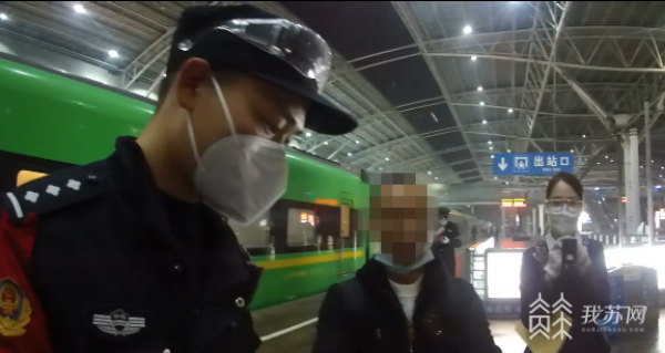 男子把綠動(dòng)車當(dāng)成綠皮車抽煙被拘：其實(shí)是“綠巨人”電力動(dòng)車組