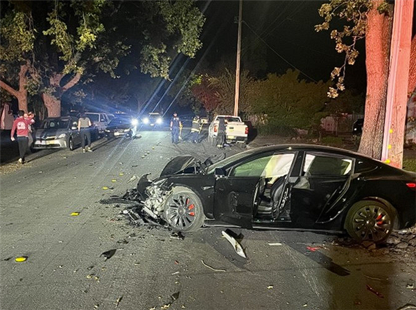 美國熊孩子偷開父母特斯拉帶朋友兜風致嚴重事故：車輛接近報廢