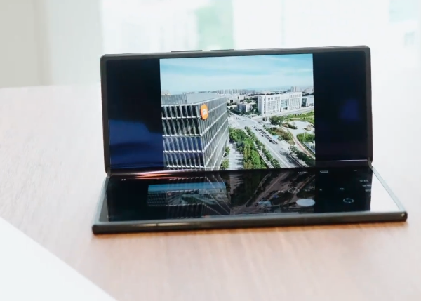 雷軍秀懸停拍照！小米MIX Fold 3真機(jī)首曝：皮紋玻璃你打幾分？