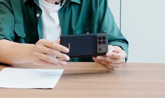 雷軍秀懸停拍照！小米MIX Fold 3真機(jī)首曝：皮紋玻璃你打幾分？