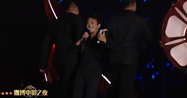 鄧超推銷(xiāo)新電影被保安架走 網(wǎng)友：超哥今天是顯眼包