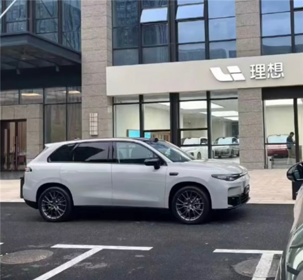 安能辨我是雄雌 零跑全新C10混入理想車隊：毫無違和感