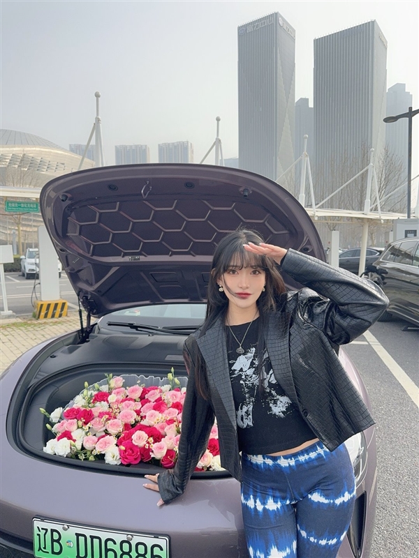 博主吐槽小米SU7前備箱太能裝：裝滿送女友的花多花幾百塊