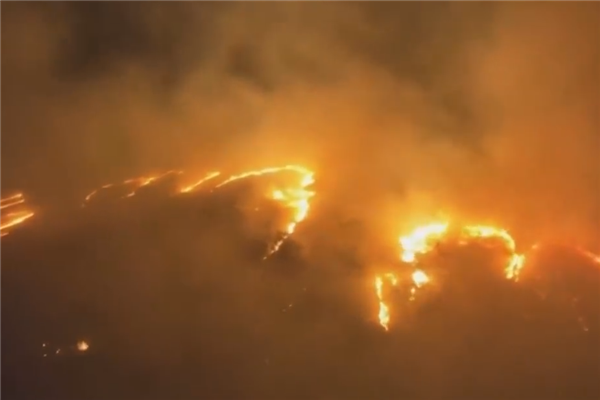美國(guó)夏威夷多地野火蔓延仿佛世界末日 民眾跳海避難:至少6人死亡(圖2) 美國(guó)夏威夷多地野火蔓延仿佛世界末日 民眾跳海避難:至少6人死亡