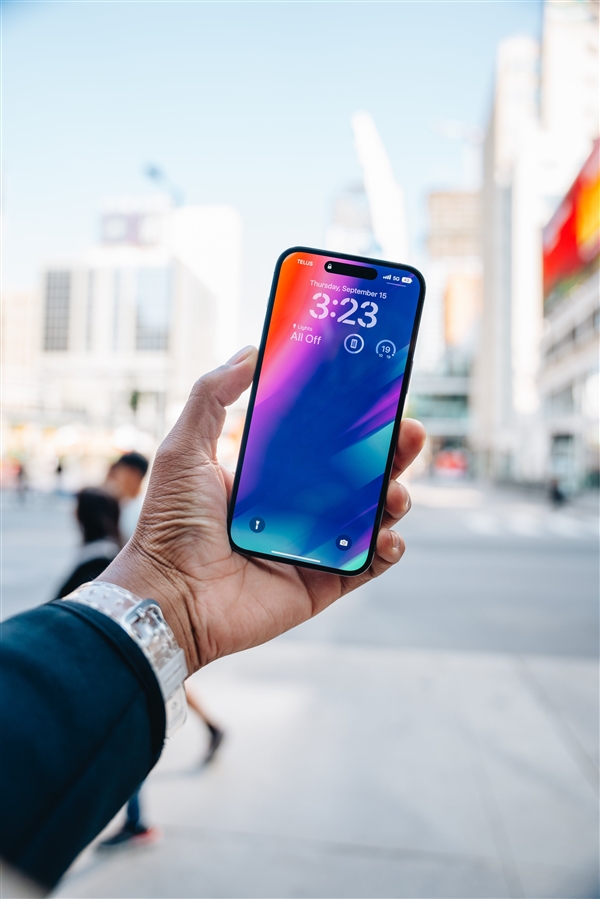 年終獎入手iPhone 14：聽我的別貼膜 沒啥用