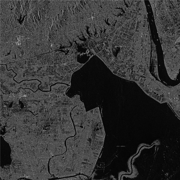 洞庭湖遭洪水涌入前后衛(wèi)星影像對(duì)比圖：大片草甸、陸地被完全淹沒