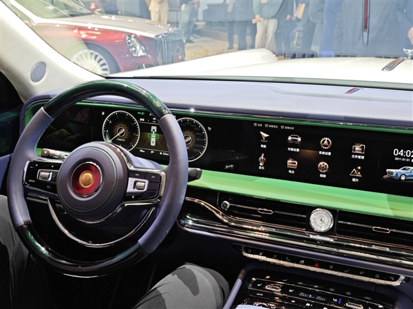 紅旗金葵花品牌發(fā)布：國(guó)雅、國(guó)禮、國(guó)耀三車齊亮相