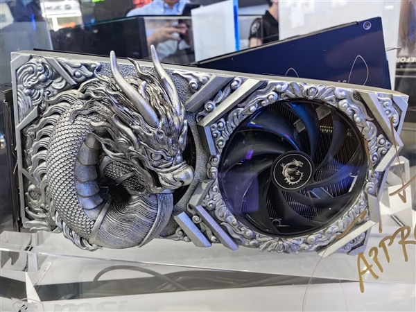 黃仁勛簽名微星顯卡亮相COMPUTEX 2024 龍形外觀太吸睛