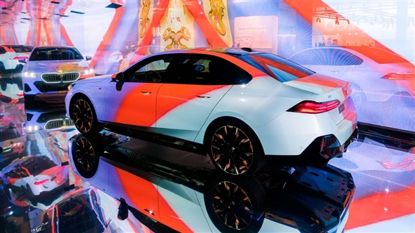 車身就是動態(tài)畫布：寶馬聯(lián)合NVIDIA推出AI“藝術(shù)車”