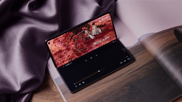 華為折疊屏再度亮相春晚：華為Mate X5實(shí)力搶鏡