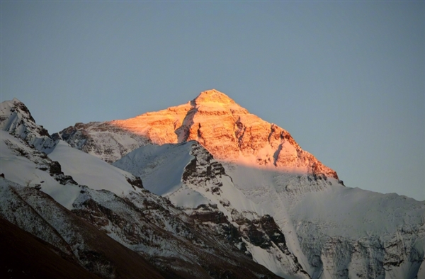 全球變暖致珠穆朗瑪峰變成垃圾場(chǎng)和大墓地：已發(fā)現(xiàn)200多具遺體