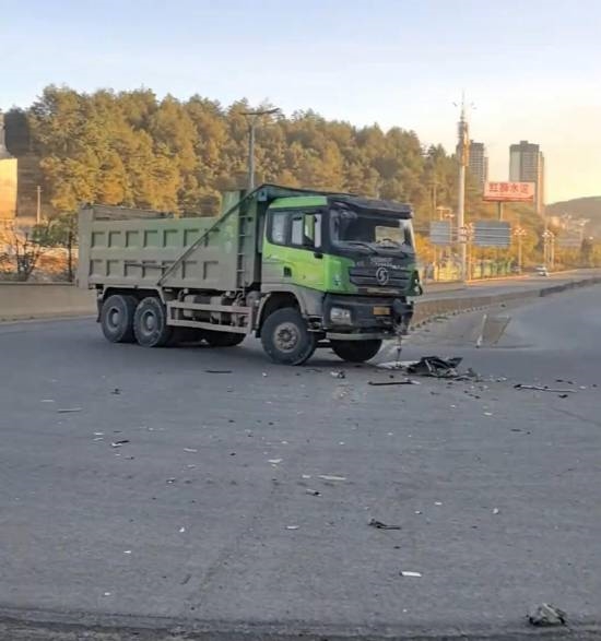 問界M7與渣土車相撞 被撞飛20多米遠(yuǎn)：車主安然無恙 直言華為買值了