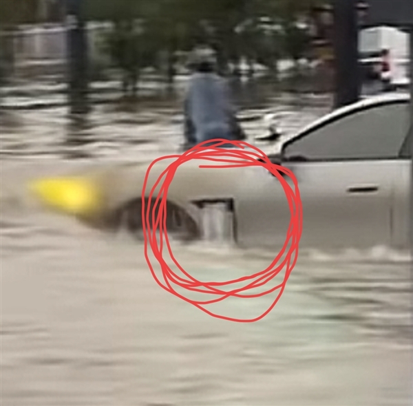 小米SU7積水街道當(dāng)船開 網(wǎng)友：原來翼子板的設(shè)計(jì)是排水孔