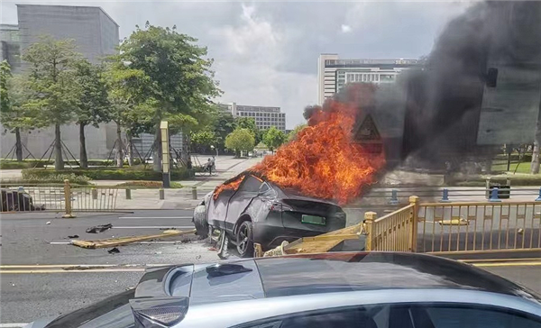 一特斯拉與奧迪轎車(chē)撞車(chē)后起火 消防回應(yīng)：無(wú)人員傷亡
