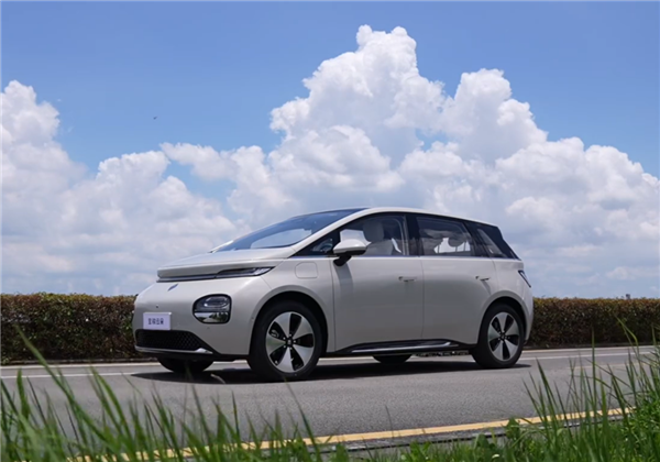 10萬價位最能裝電車 寶駿云朵后備箱有多大：輕松放下10個20寸箱子