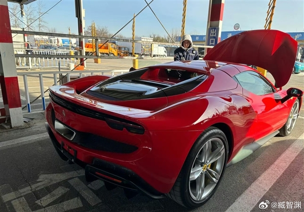 李想在車管所被網(wǎng)友偶遇：正給新買的法拉利296上牌