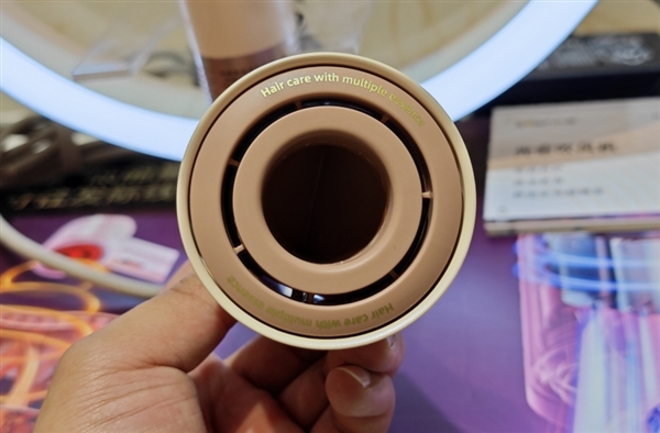 小熊光愈吹風(fēng)機亮相AWE2024：11萬轉(zhuǎn)超高速電機、自帶低能量紅光護發(fā)