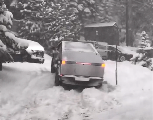 特斯拉Cybertruck雪地陷車：豐田皮卡成功救援