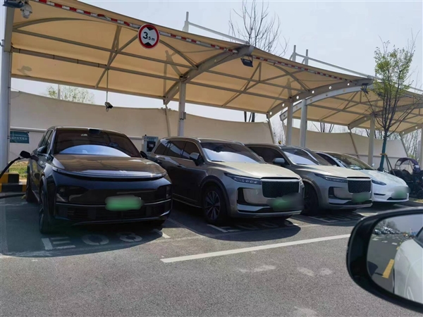 增程車車主更精打細(xì)算？高速充電站一景：四輛車三輛都是理想