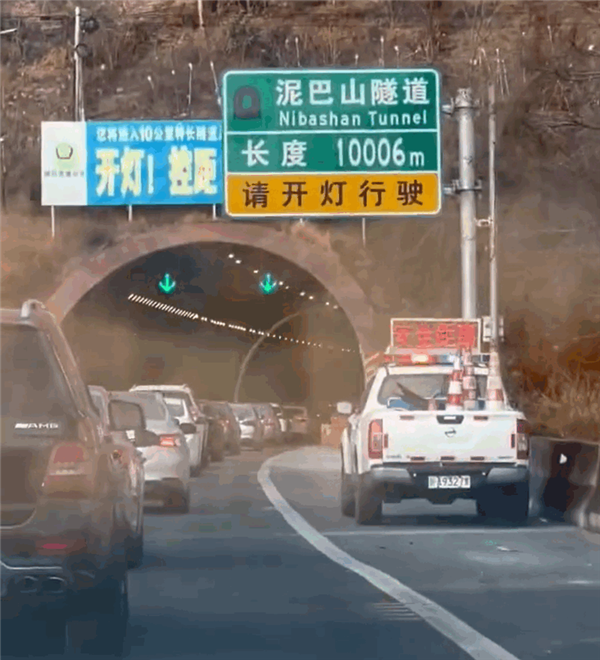 泥巴山隧道奇觀：萬米隧道一頭綠色盎然一頭白雪皚皚