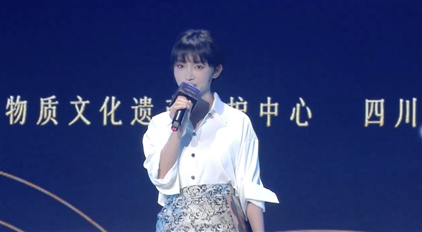 李子柒一襲長(zhǎng)裙亮相：熊貓蜀錦裙是自己縫的