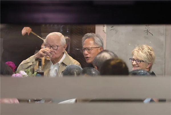 黃仁勛臺(tái)北宴請(qǐng)行業(yè)大佬：總身價(jià)1.5萬(wàn)億 人均消費(fèi)不到100元