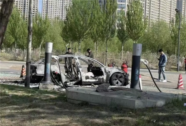 老款Model S在特斯拉4S店門口起火 一旁Model 3新車慘躺槍