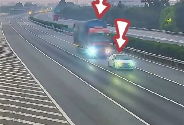 高速錯(cuò)過出口 豐田亞洲龍緩行被大貨車追尾致5死 官方：兩司機(jī)均分心駕駛
