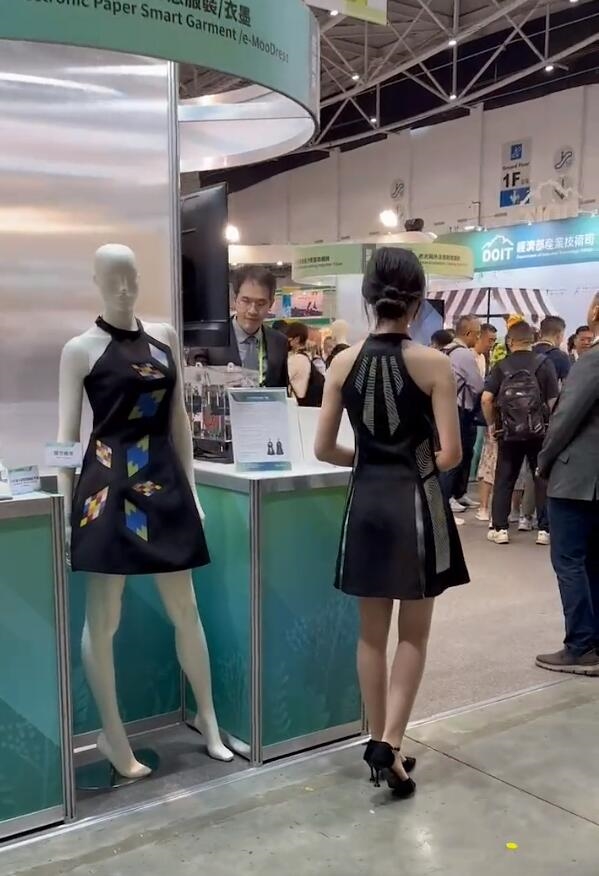 美女模特試穿電子紙裙子：能變色、變換圖案