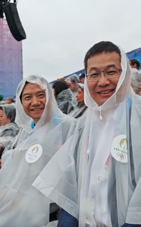 許斐曬雷軍、盧偉冰巴黎奧運(yùn)會(huì)開幕式穿雨衣：請(qǐng)?jiān)徫倚Φ挠悬c(diǎn)失態(tài)