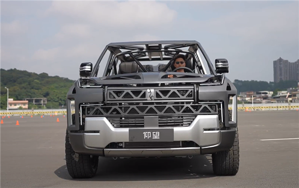 無轉向柱和剎車卡鉗！比亞迪仰望全新技術概念車展示：全球領先