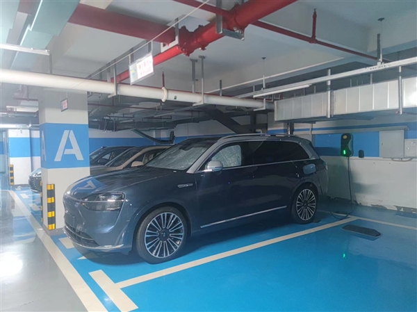 大就是好！問界旗艦SUV車型M9實車曝光：占滿整個車位