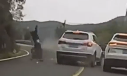 車(chē)輛山路逆行撞飛摩托騎手！肇事司機(jī)：當(dāng)時(shí)有急事