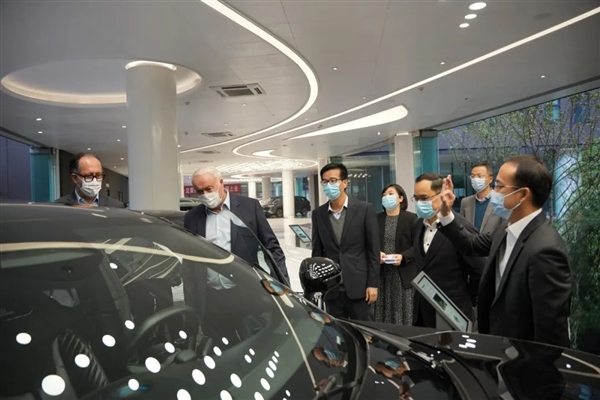 意法半導體CEO三年來首次訪華：試駕問界M5豎起大拇指