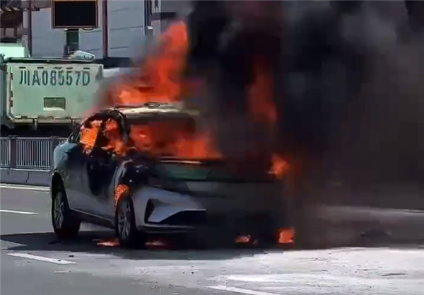 成都一電動(dòng)出租車自燃引發(fā)大堵車 現(xiàn)場(chǎng)實(shí)拍：伴隨輕微爆炸